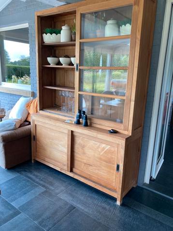 Houten kast beschikbaar voor biedingen