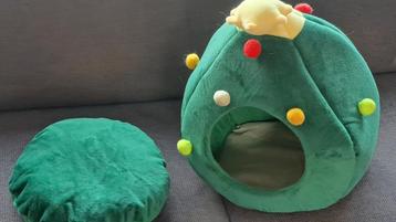 Kerstboom kattenmandje beschikbaar voor biedingen