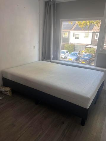 Boxspring 140x200 donkergrijs met matras – nette staat beschikbaar voor biedingen