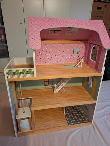 Poppenkast in uitstekende staat (casco) beschikbaar voor biedingen