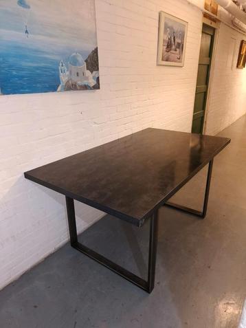 Mooie tafel zwart 