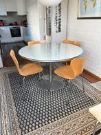 Fritz Hansen Vlinderstoelen en tafel, Overige materialen, Gebruikt, 100 tot 150 cm, 50 tot 75 cm