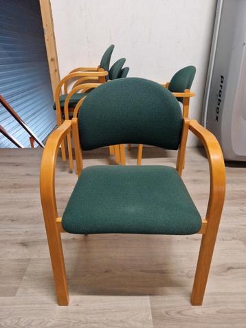 5x Houten stoelen met groene bekleding - set beschikbaar voor biedingen