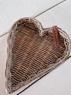 Riviera Maison rustic rattan heart tray., Schaal, Ophalen of Verzenden, Zo goed als nieuw, Riet