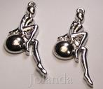 0767 Mooie Zilver Kleurige Metalen Hanger Meisje op Bal, Ophalen of Verzenden, Nieuw, Hanger
