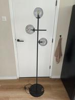 Zwart metalen vloerlamp met rookglas bollen, Ophalen, Zo goed als nieuw, 150 tot 200 cm