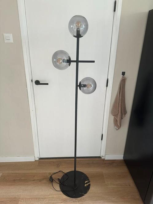 Zwart metalen vloerlamp met rookglas bollen, Huis en Inrichting, Lampen | Vloerlampen, Zo goed als nieuw, 150 tot 200 cm, Ophalen