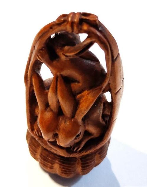 Boxwood Netsuke van drie haasjes in een mand Japan, Antiek en Kunst, Kunst | Niet-Westerse kunst, Ophalen of Verzenden