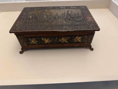 Fraaie antiek beslagen kist op pootjes, Antiek en Kunst, Antiek | Overige Antiek, Ophalen of Verzenden