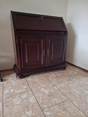 Secretaire  beschikbaar voor biedingen