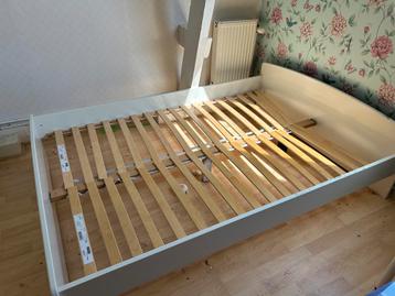 Bed met nieuwe lattenbodems 140x200