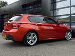 BMW 1-Serie 114i M-Sport Schuifdak Valencia Orange, Auto's, BMW, 1-Serie, Achterwielaandrijving, Gebruikt, Zwart