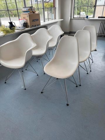 6x witte stoelen beschikbaar voor biedingen