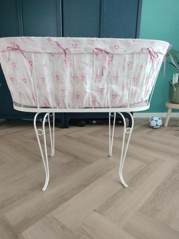 Vintage ijzeren baby wiegje  beschikbaar voor biedingen