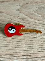 Rode Gitaar Vintage Pin, Verzamelen, Speldjes, Pins en Buttons, Ophalen of Verzenden, Gebruikt, Overige onderwerpen, Speldje of Pin