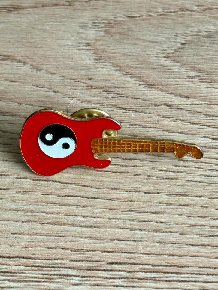 Rode Gitaar Vintage Pin, Verzamelen, Speldjes, Pins en Buttons, Gebruikt, Speldje of Pin, Overige onderwerpen, Ophalen of Verzenden