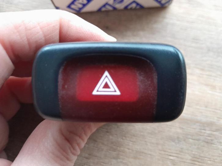 Nieuw en origineel - Alarmlichtschakelaar Nissan Primera P10, Auto diversen, Overige Auto diversen, Verzenden