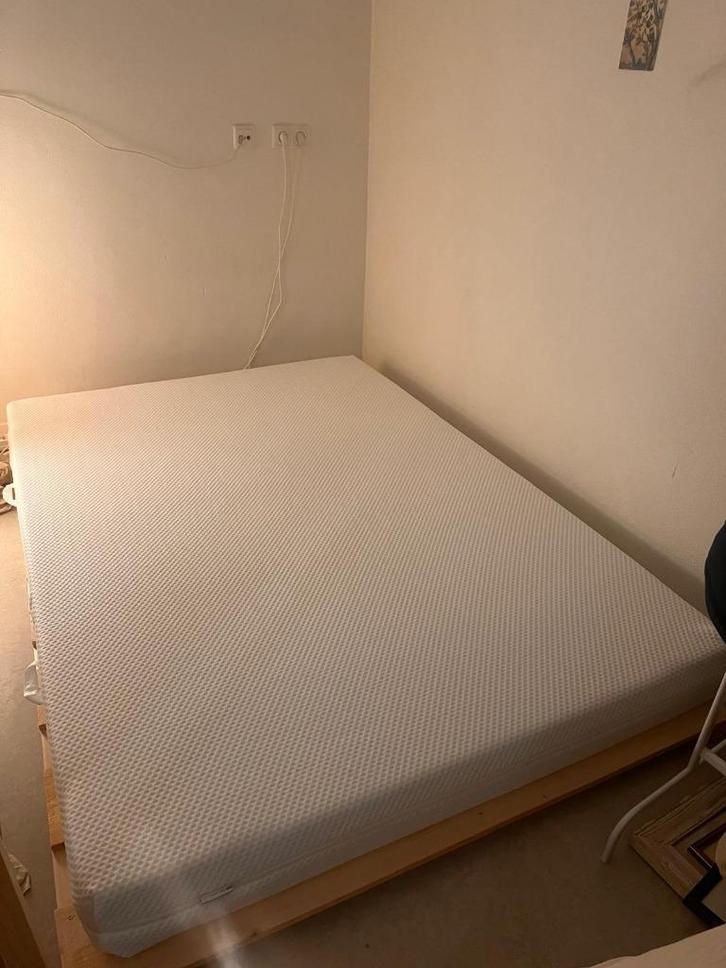 Matras Ikea Äbygda 140x200 met handgemaakt houten bed, Huis en Inrichting, Slaapkamer | Matrassen en Bedbodems, Zo goed als nieuw
