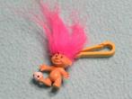Kleine sleutelhanger met trol met roze haar en voetbal, Ophalen of Verzenden, Zo goed als nieuw, Knuffel of Figuurtje