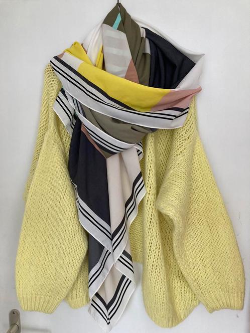 Moderne SJAAL vierkant van H&M met grafische Print, Kleding | Dames, Mutsen, Sjaals en Handschoenen, Gedragen, Sjaal, Ophalen of Verzenden