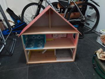 Leuk houten poppenhuis beschikbaar voor biedingen