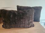 Zgan 2 donkerbruine fluffy kussens ca 45x30x10, Huis en Inrichting, Ophalen of Verzenden, Zo goed als nieuw, Bruin, Rechthoekig