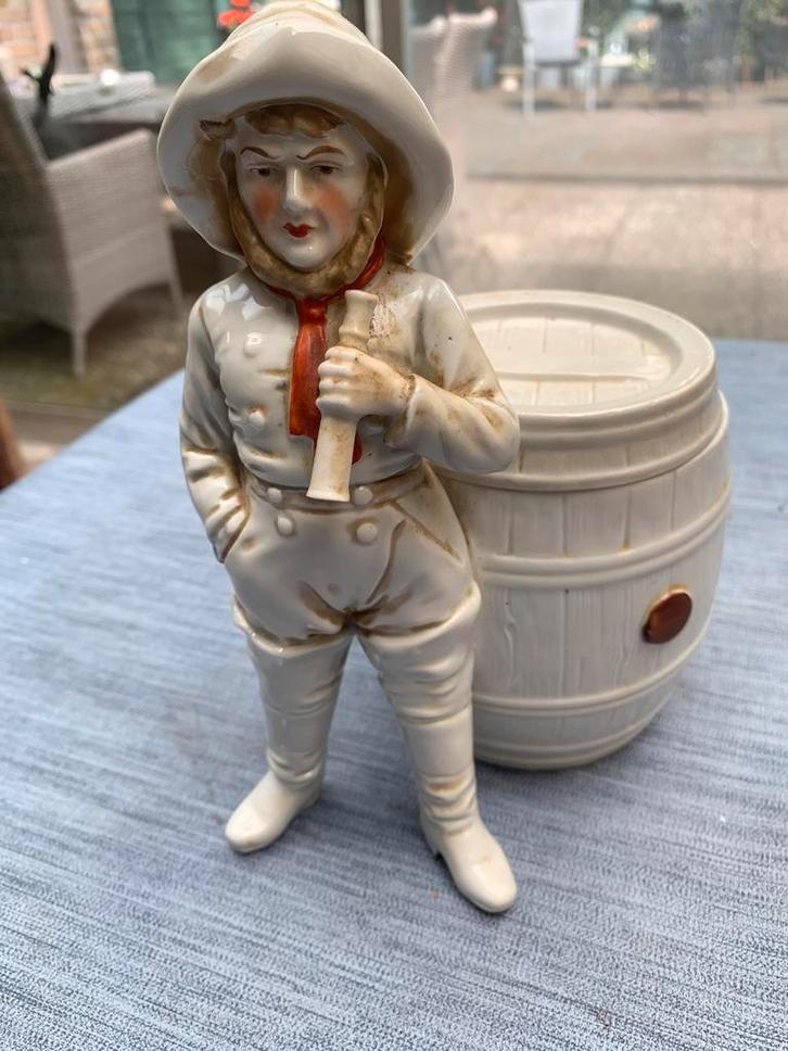 Antiek beeldje zeeman met vat/tabakspot?, Antiek en Kunst, Antiek | Keramiek en Aardewerk, Ophalen of Verzenden