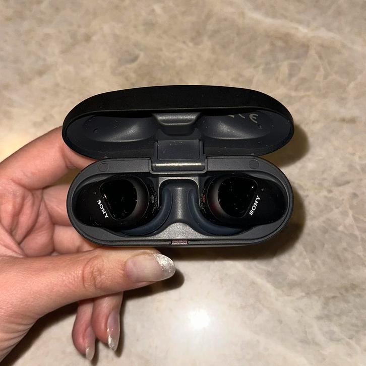 SONY WF-SP800N zwarte Bluetooth oortjes (zo goed als nieuw), Telecommunicatie, Mobiele telefoons | Oordopjes, Zo goed als nieuw