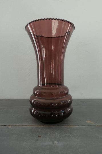 Art Deco Verreries Doyen paars glazen vaas. beschikbaar voor biedingen
