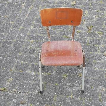 Oud schoolstoeltje beschikbaar voor biedingen