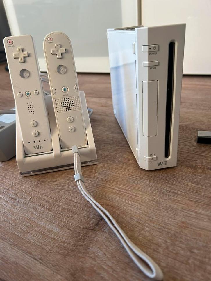 Nintendo Wii (2006) met 2 controllers en veel games!, Spelcomputers en Games, Spelcomputers | Nintendo Wii, Gebruikt, Met 2 controllers