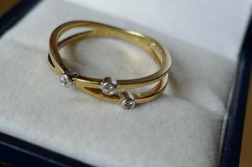 Gouden design ring met 3 diamantjes beschikbaar voor biedingen