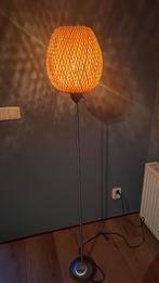 IKEA Vloerlamp met gevlochten kap, Huis en Inrichting, Lampen | Vloerlampen, Ophalen, Gebruikt, Modern, 150 tot 200 cm