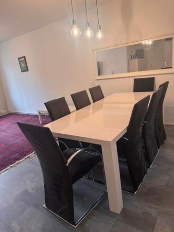 Eettafel set met 8 stoelen beschikbaar voor biedingen
