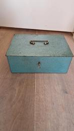 Geldkist, kluisje met sleutel en werkend slot groen rood.
ma, Ophalen of Verzenden, Gebruikt, Minder dan 50 cm, Minder dan 50 cm