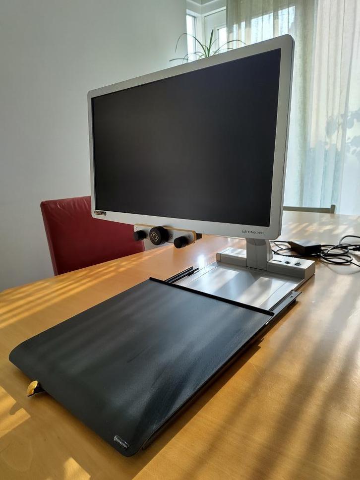 Beeldschermloep Reinecker Mezzo 22 inch met fijne leestafel, Hobby en Vrije tijd, Vergrootglazen, Loepen en Loeplampen, Zo goed als nieuw