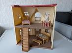 Sylvanian families starters huisje met luikjes, (compleet 🏠, Ophalen of Verzenden, Zo goed als nieuw, Poppenhuis