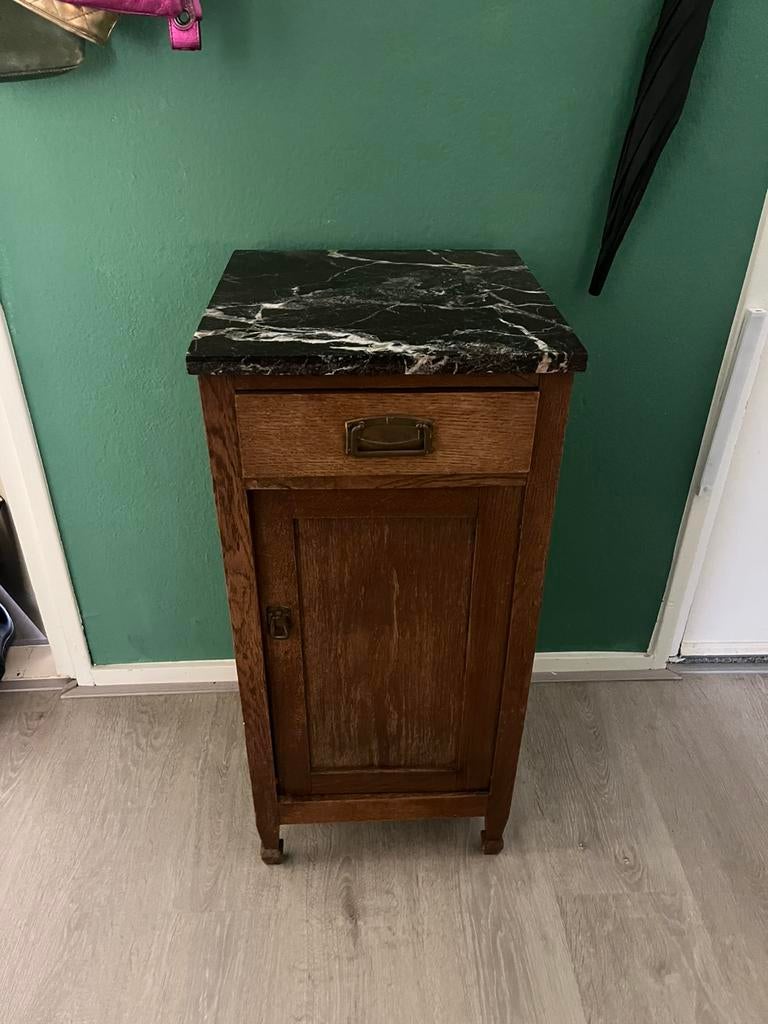Eiken kastje bordeaux marmer blad, Huis en Inrichting, Slaapkamer | Nachtkastjes, Ophalen, Zo goed als nieuw, Minder dan 45 cm
