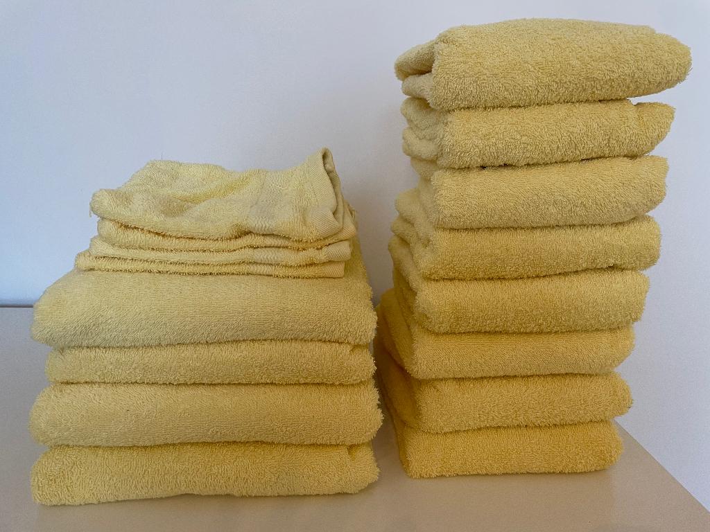 GERESERVEERD Handdoeken, Huis en Inrichting, Ophalen of Verzenden, Nieuw, Geel, Handdoek