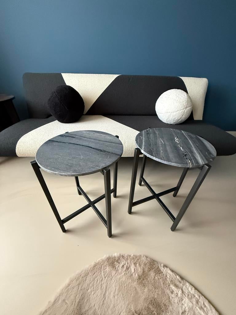 Bijzettafels met marmer blad en zwart metalen poten, Huis en Inrichting, Tafels | Bijzettafels, Overige materialen, Minder dan 55 cm