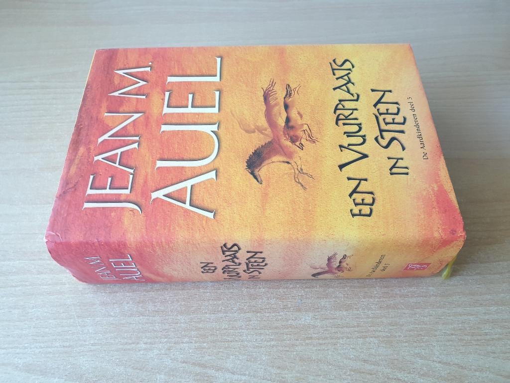 Jean M. Auel - Een Vuurplaats in Steen (HC + omslag), Boeken, Fantasy, Gelezen, Ophalen of Verzenden