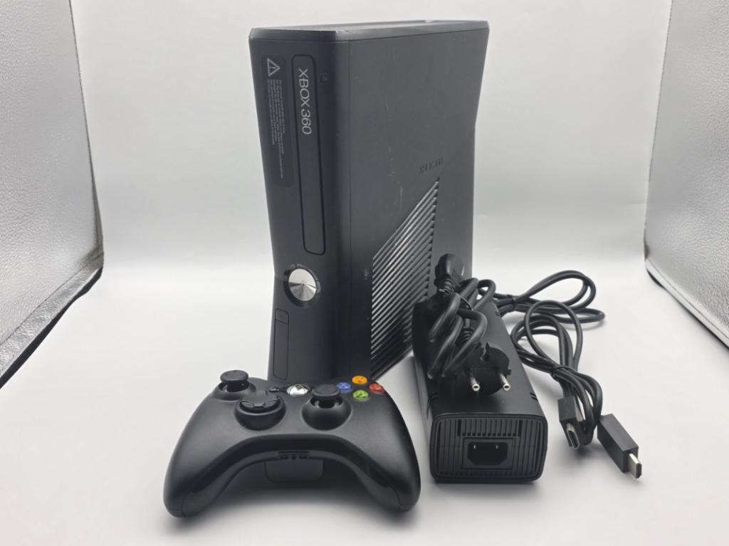 Microsoft Xbox 360E, Spelcomputers en Games, Spelcomputers | Xbox 360, 360 E, Verzenden, Microsoft, Zo goed als nieuw