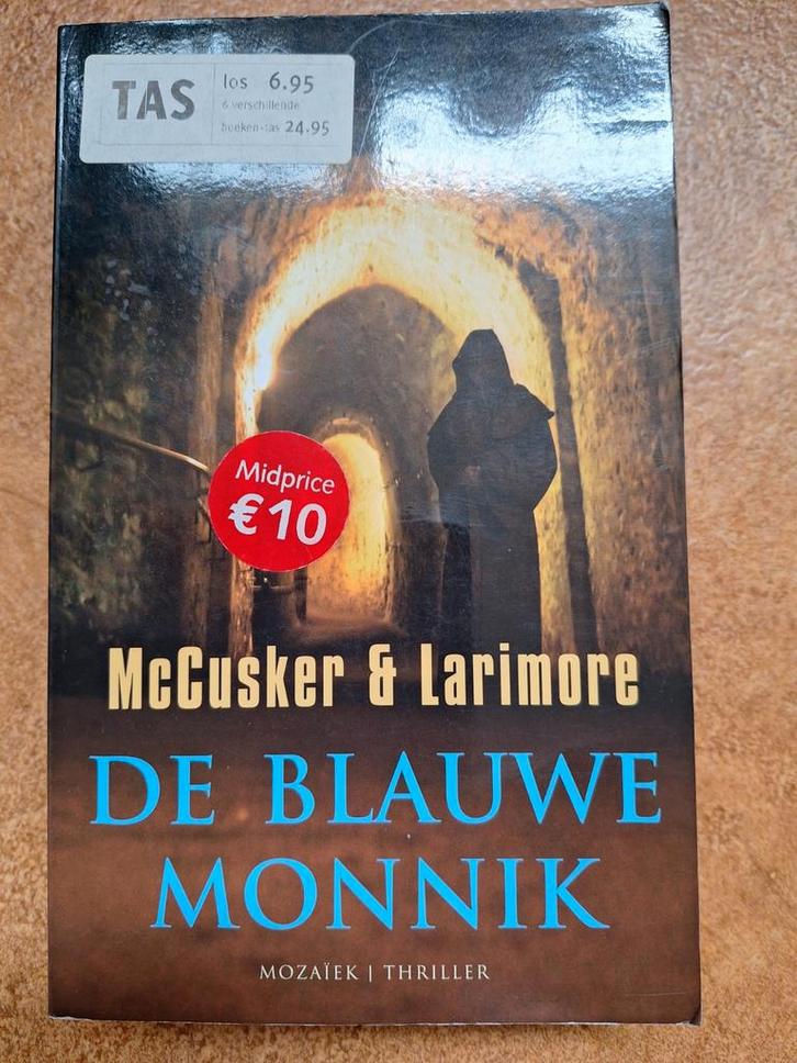 W. Larimore - De blauwe monnik, Boeken, Thrillers, Gelezen, Ophalen of Verzenden