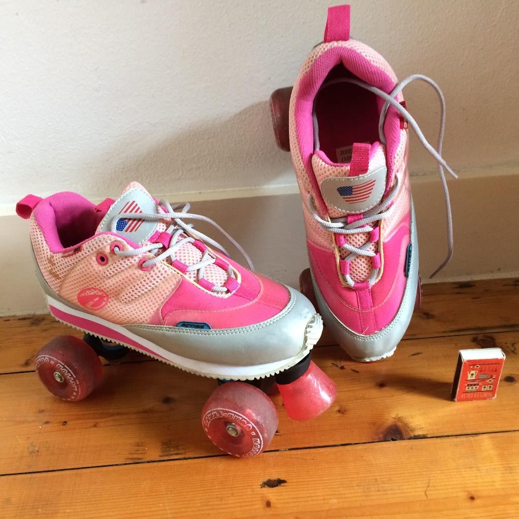 Pink roze disco rollerskates maat 40 saturday night fever, Overige typen, Kinderen, Ophalen of Verzenden, Zo goed als nieuw