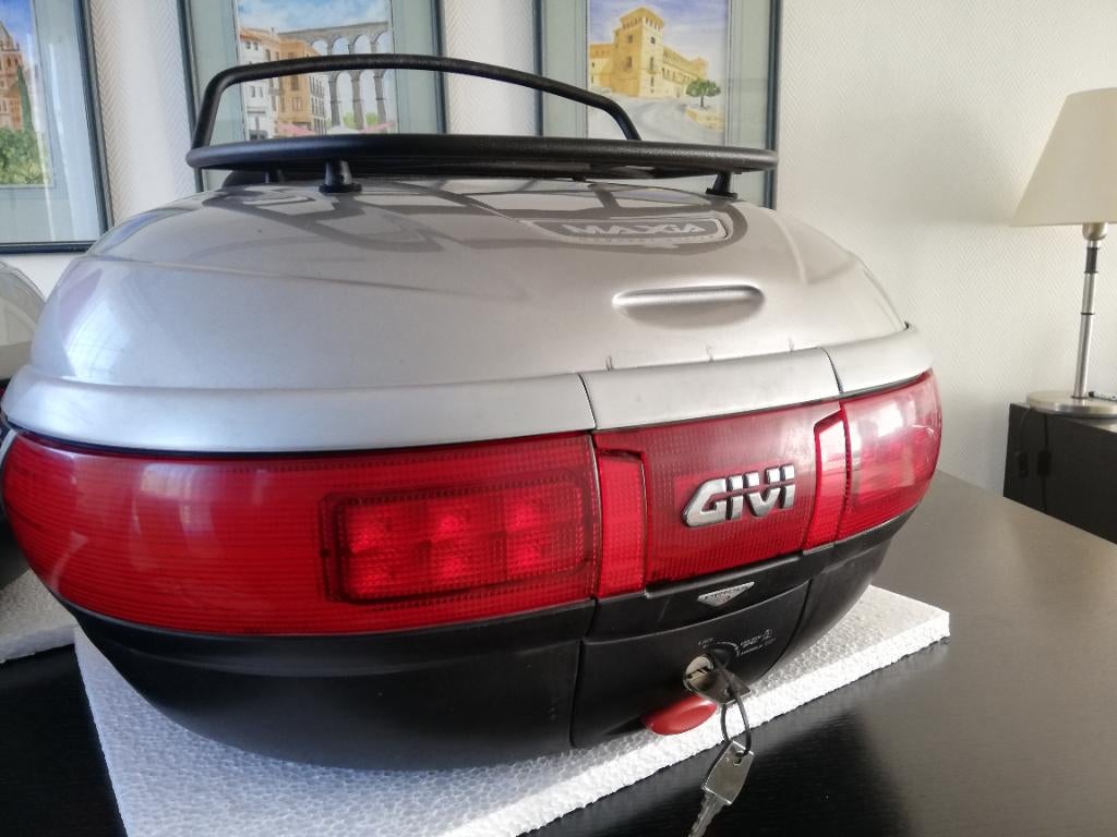 2 x Givi Maxia topkoffers, Motoren, Ophalen, Gebruikt