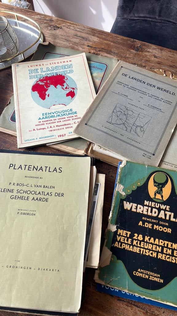 Lesmateriaal oude atlas boeken uit de jaren’50, Gelezen, Overige atlassen, Ophalen of Verzenden, 1800 tot 2000