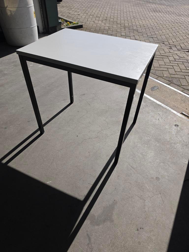 Partij van 20 tafels, Overige materialen, Gebruikt, 50 tot 100 cm, Tot twee personen