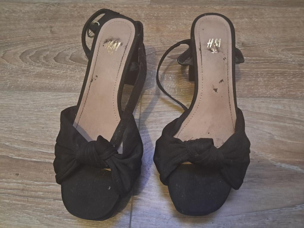 Chique met strik zwarte peeptoe hakken sluit dmv enkelbandje, H&M, Zwart, Ophalen of Verzenden, Sneakers of Gympen