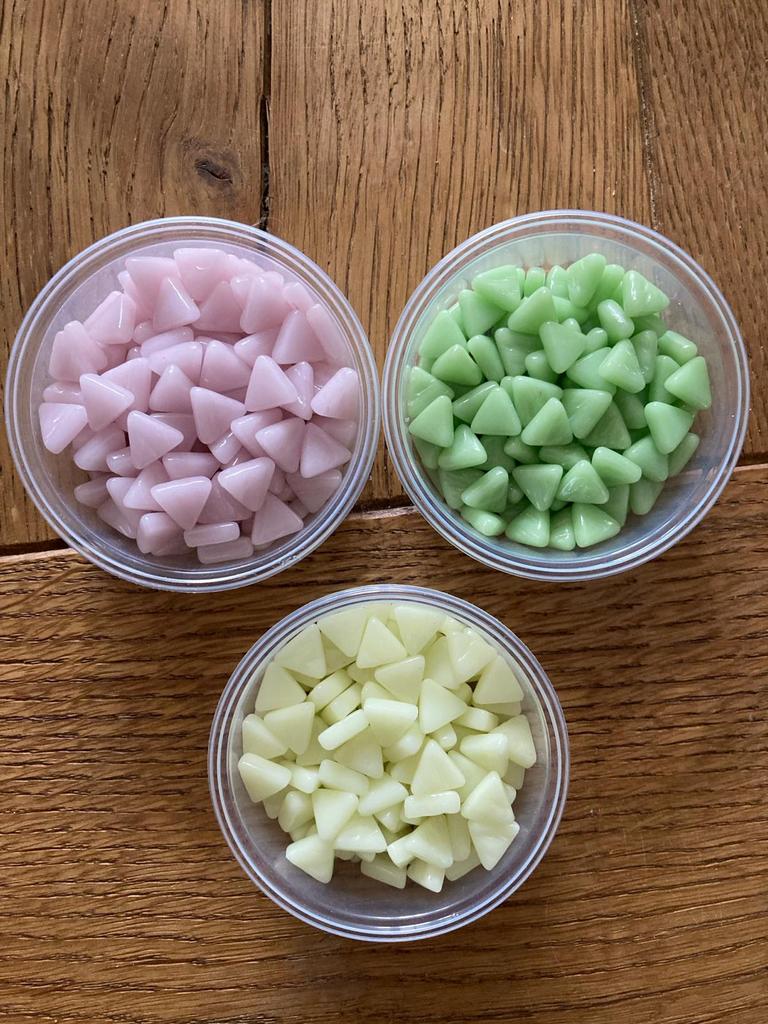 Mozaiek glas driehoekjes 10 mm div kleuren per 50 gram, Ophalen of Verzenden, Nieuw