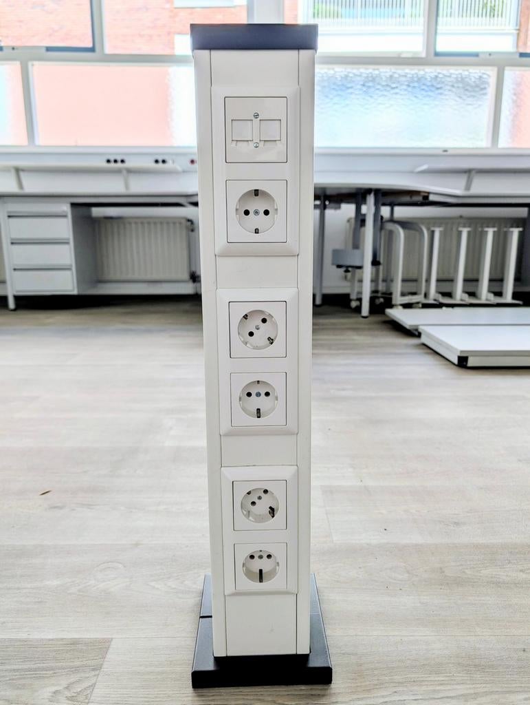 Bureauzuil met stopcontacten en netwerkaansluiting, Werkplek, Ophalen, Gebruikt, Inrichting